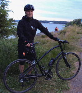 Hieroja pyöräilemässä Nummelassa